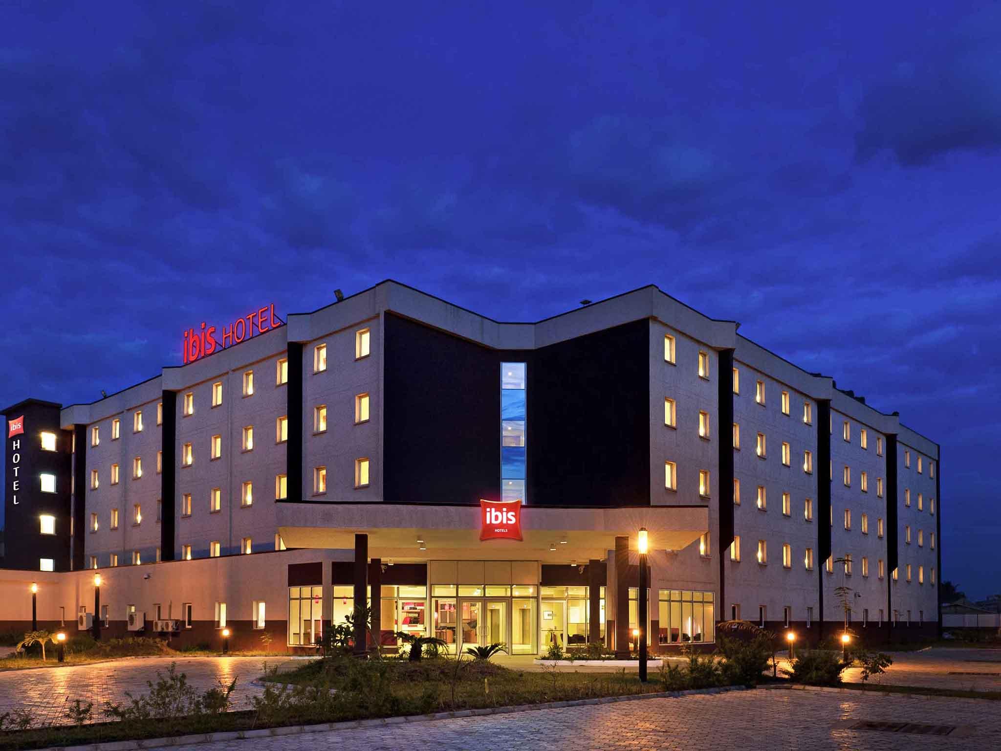 Отель ibis. Гостиница ibis. Икеджа Нигерия. Ibis Radisson Hotel. Гостиница в Лагосе Нигерия.